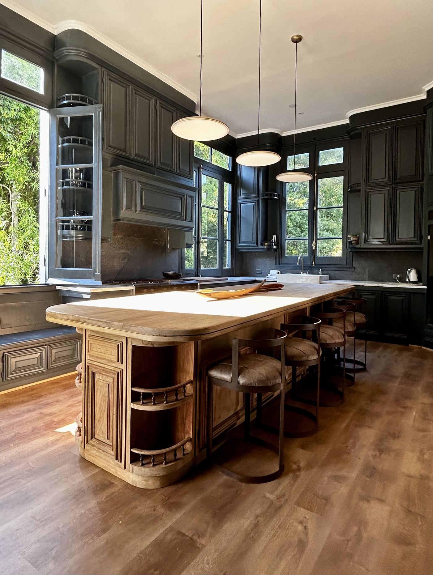 Cocina amplia de la casona con isla central