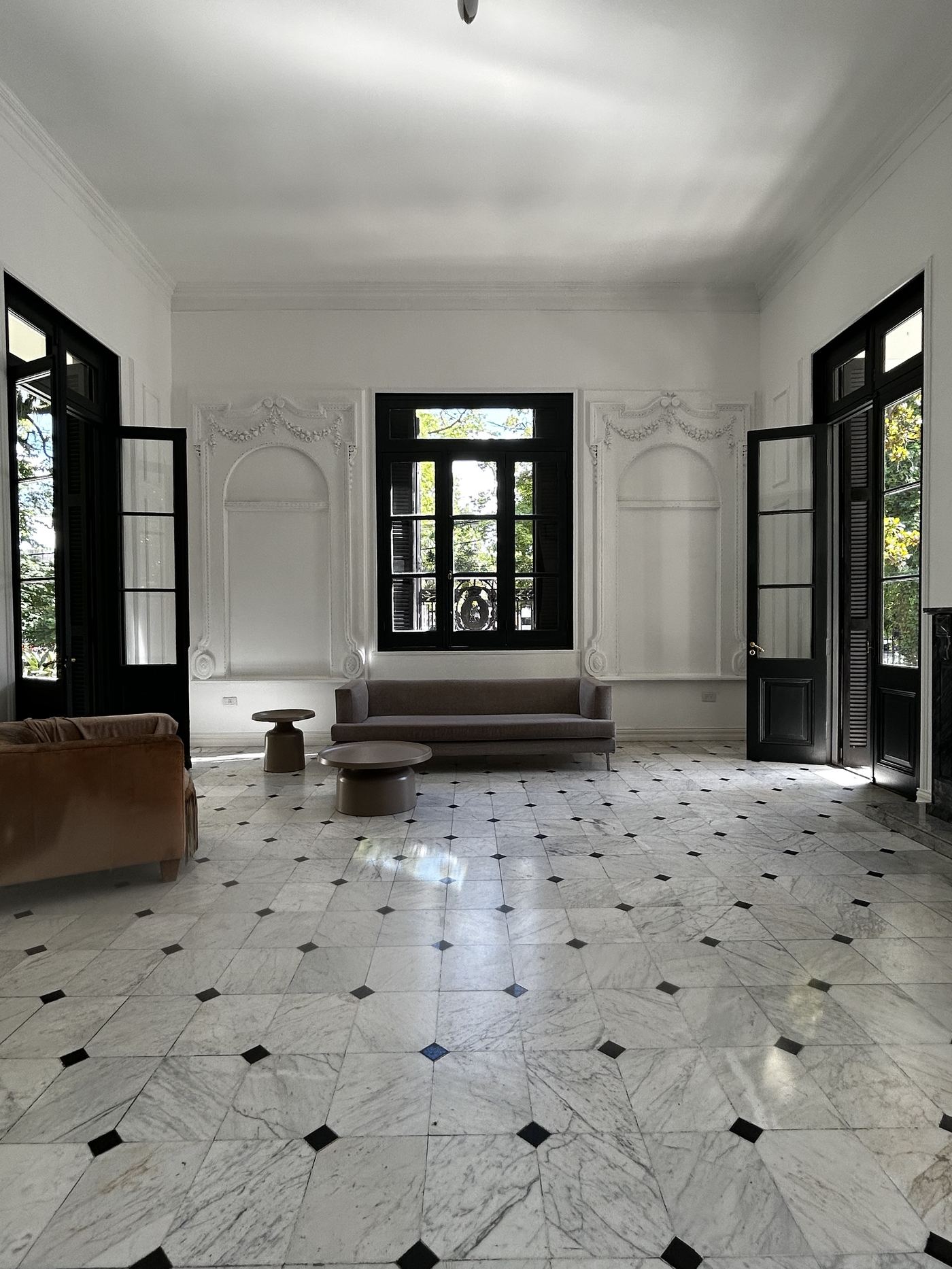 Salón principal con piso de mármol y sillones